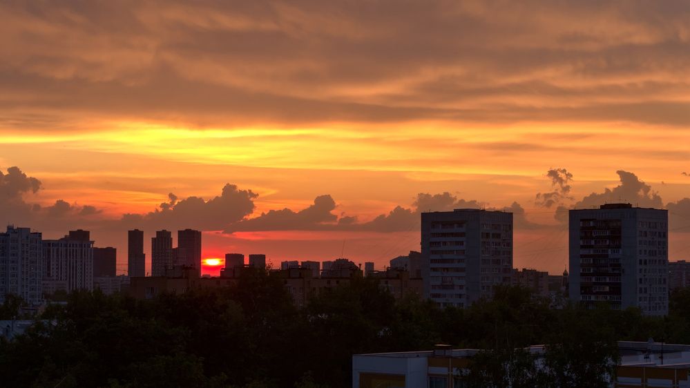 Полыхает пламенем закат