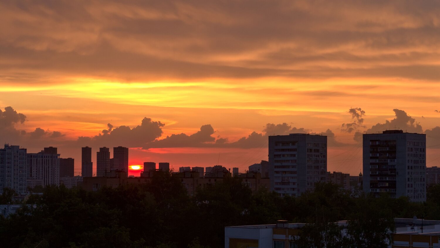 Полыхает пламенем закат