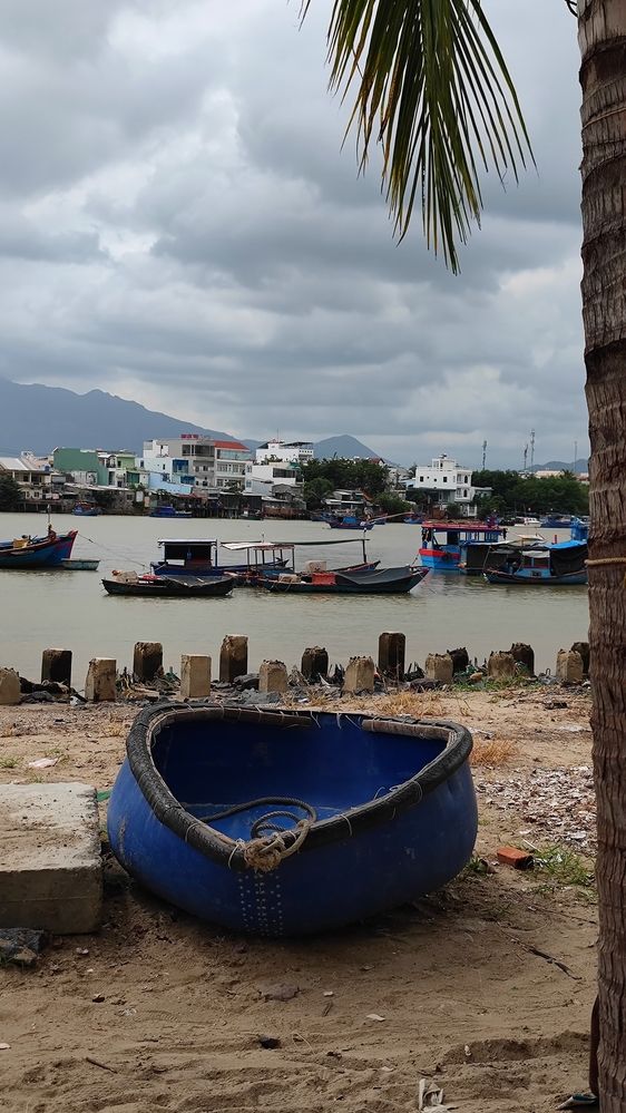 На берегу...