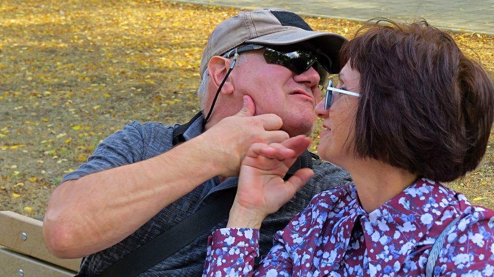 Что-то в глаз попало!