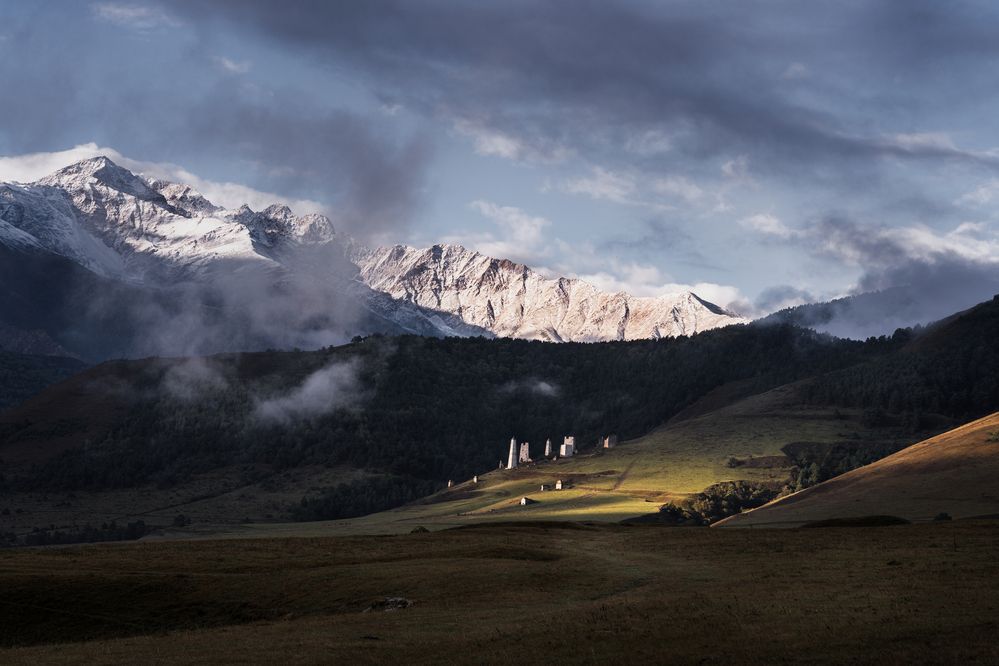 Где свет касается веков