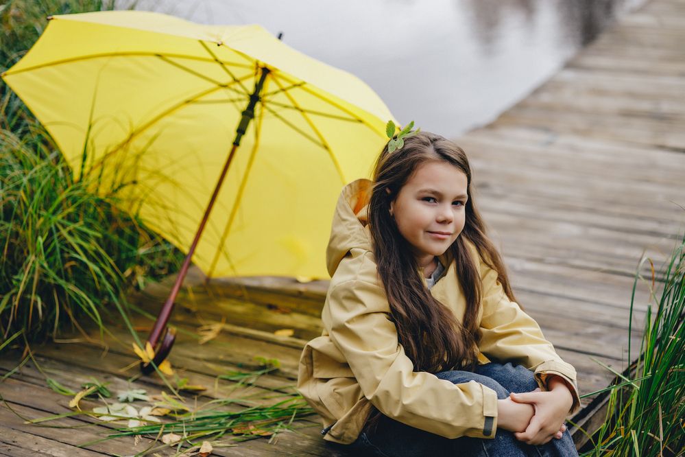 Девочка в жёлтой куртке