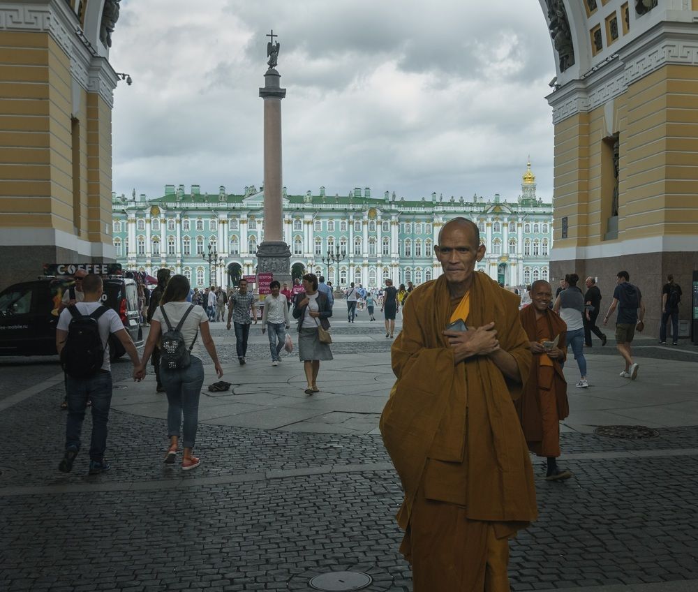 монах под аркой