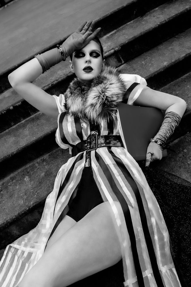 Красотка отдыхает на лестнице успеха (ч/б версия)