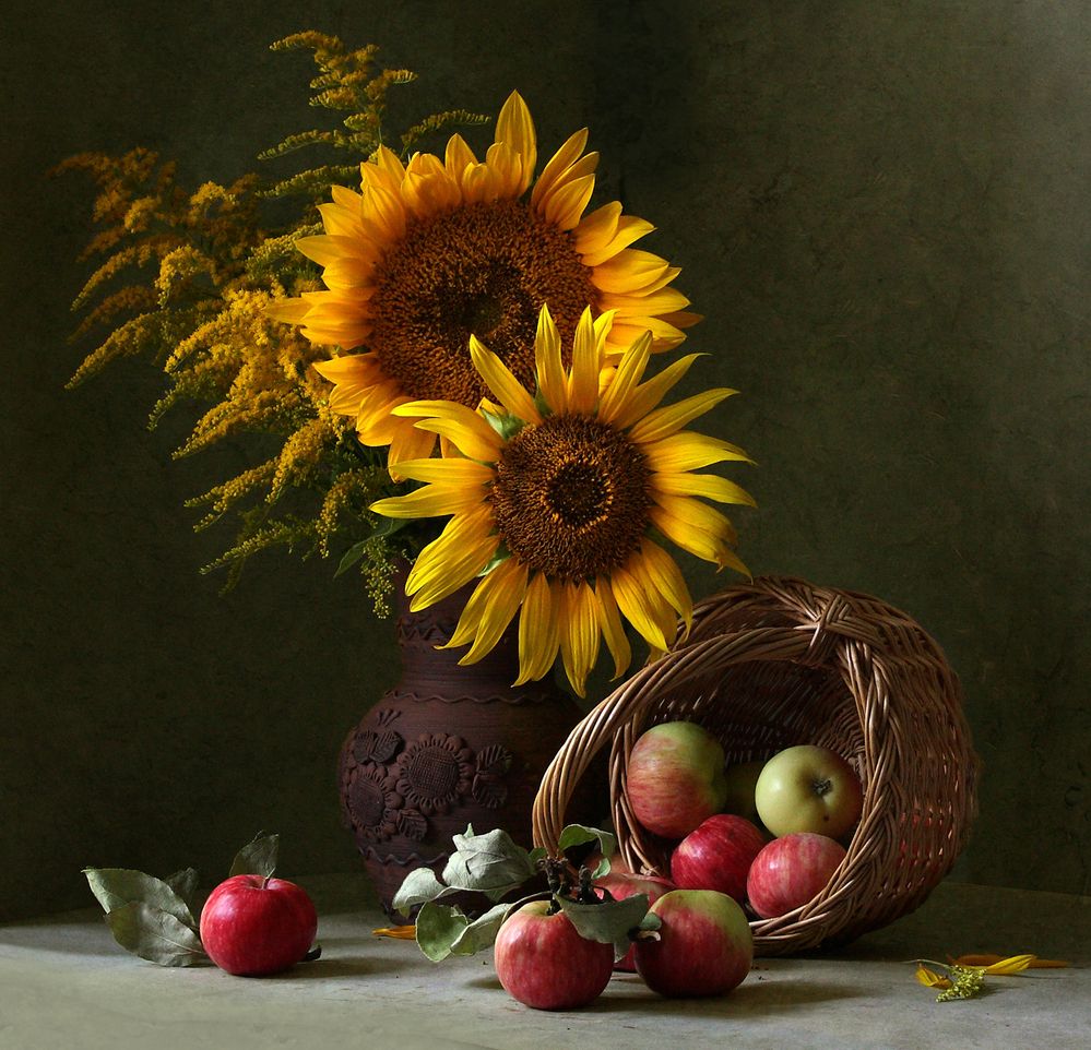 Подсолнухи и яблоки.