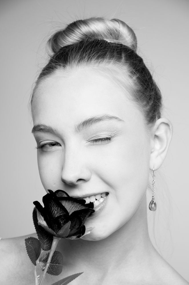 Девушка с розой.