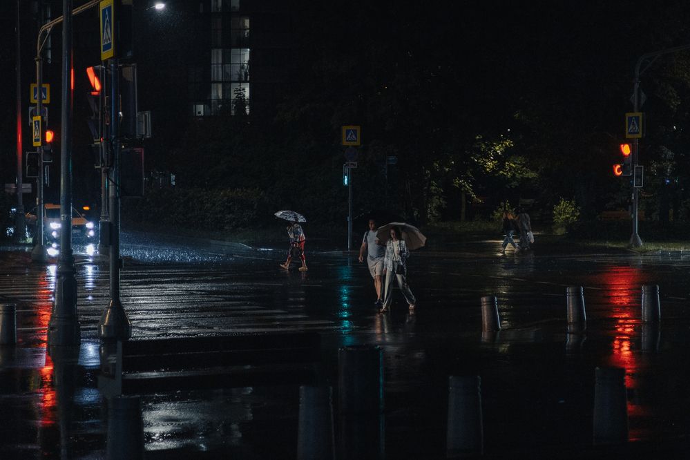 Ночной дождь на перекрёстке