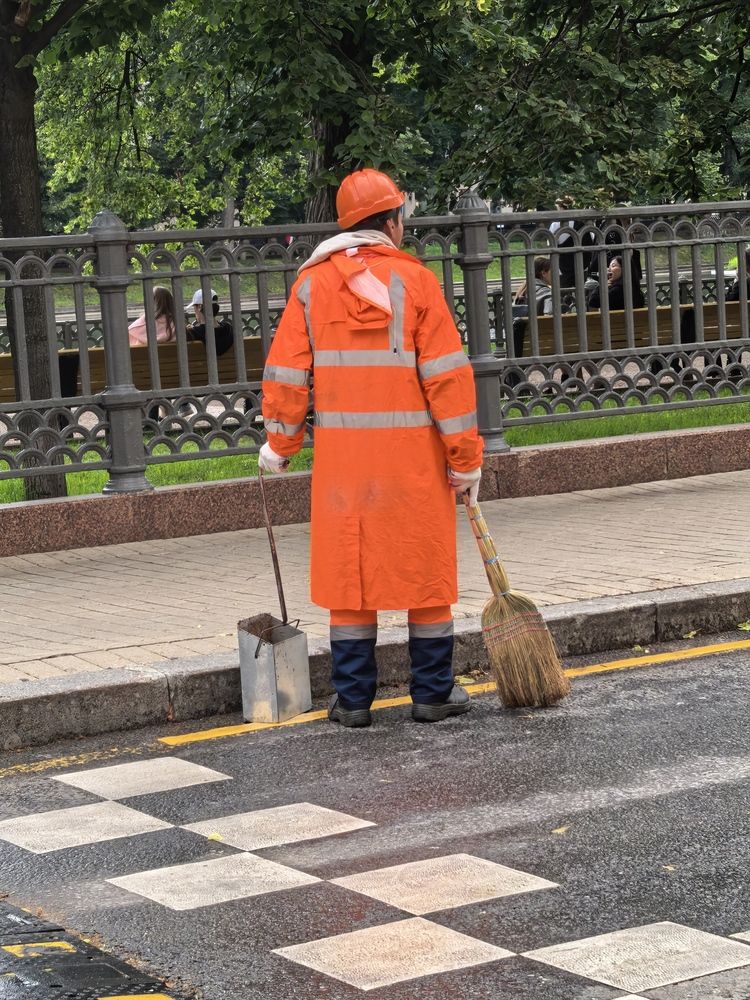 Московский дворник на Патриарших
