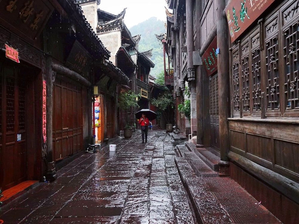 По узким улочкам деревни Фенхуан.