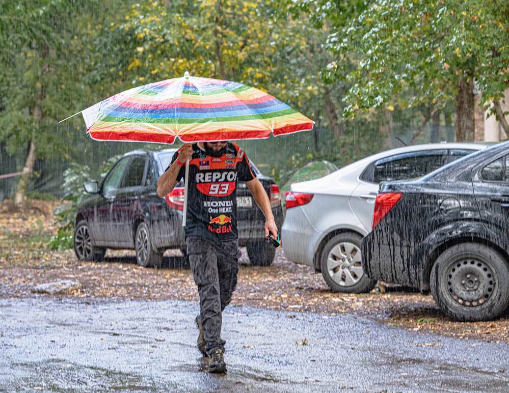 Человек под дождём