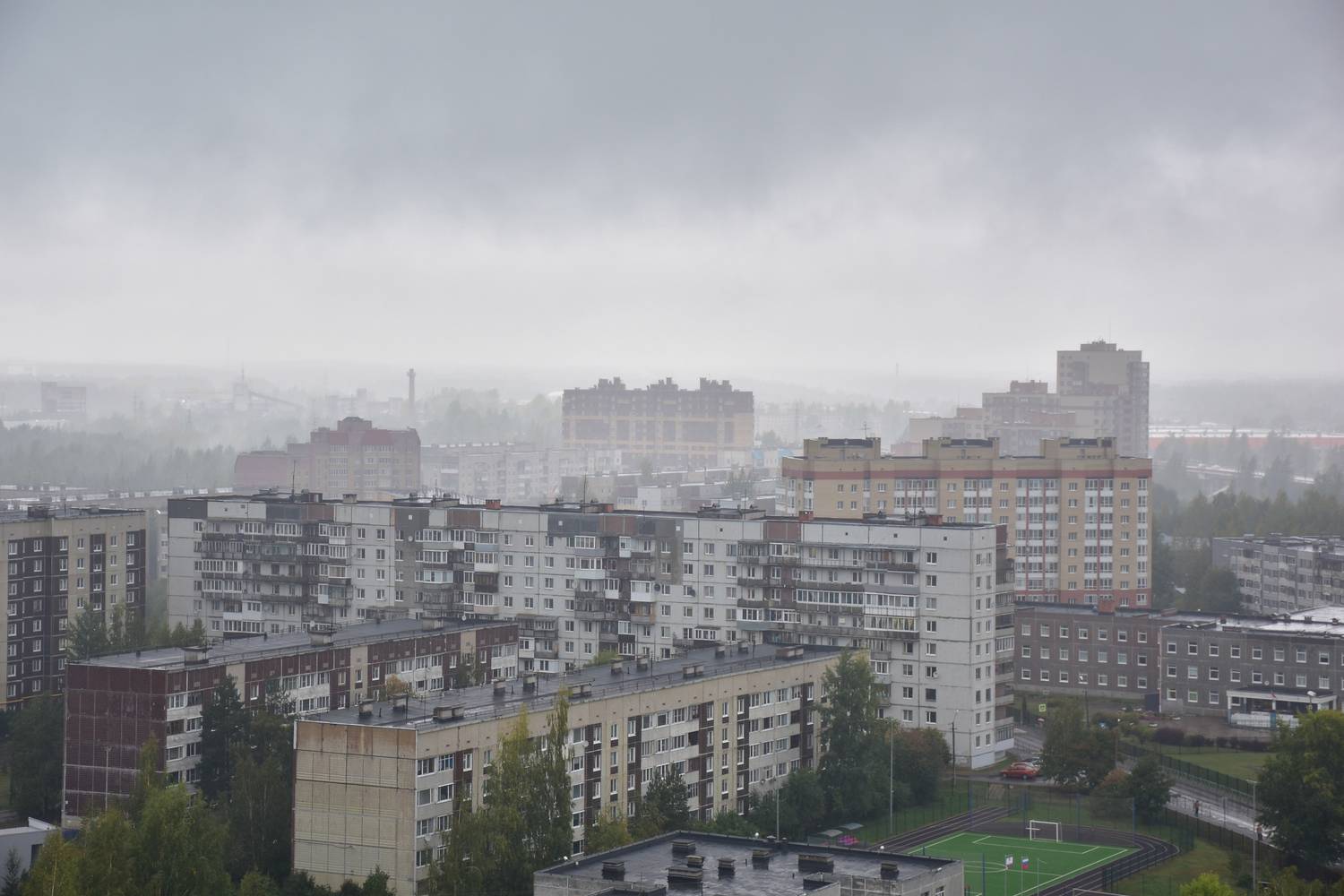 Над городом идёт дождь.