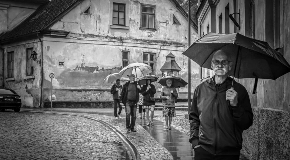 Kuldīgas pilsētas iela lietū