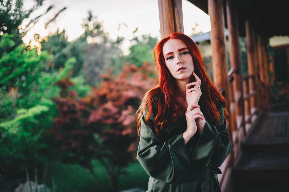 Рыжеволосая девушка