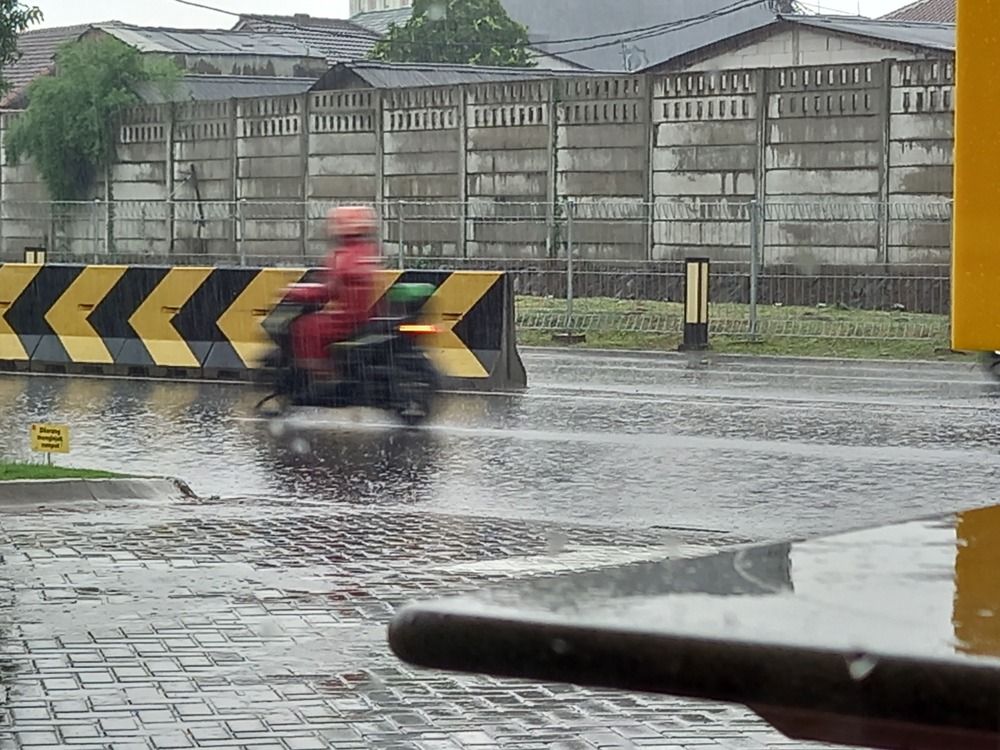 When it rains the driver on the road