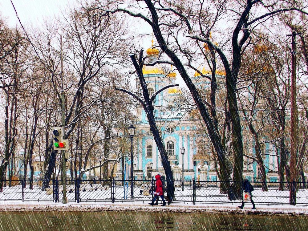 Дождь и  снег около Никольского  собора  в СПб