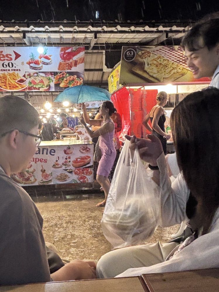 Под зонтом.