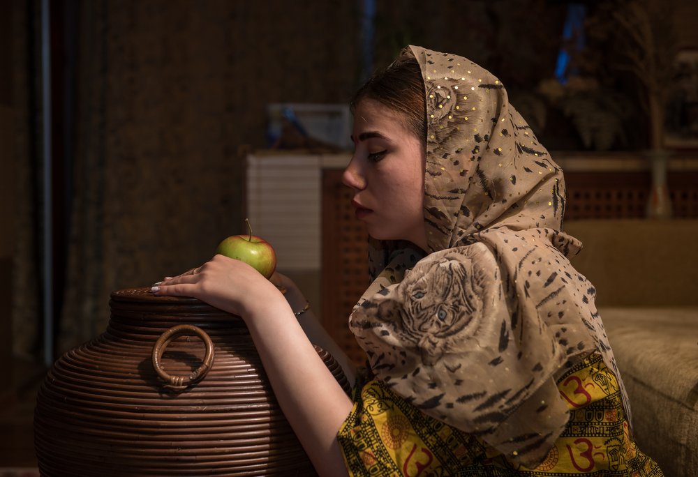 Девушка и яблоко