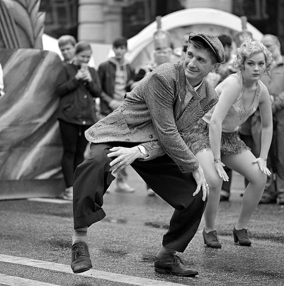 А ну-ка, убери свой чемоданчик.