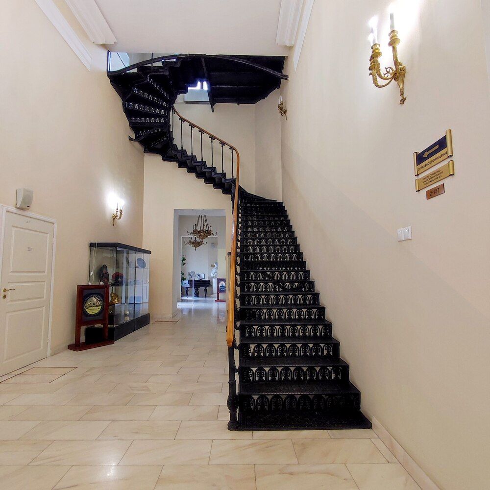 Чугунная лестница в доме Пашкова