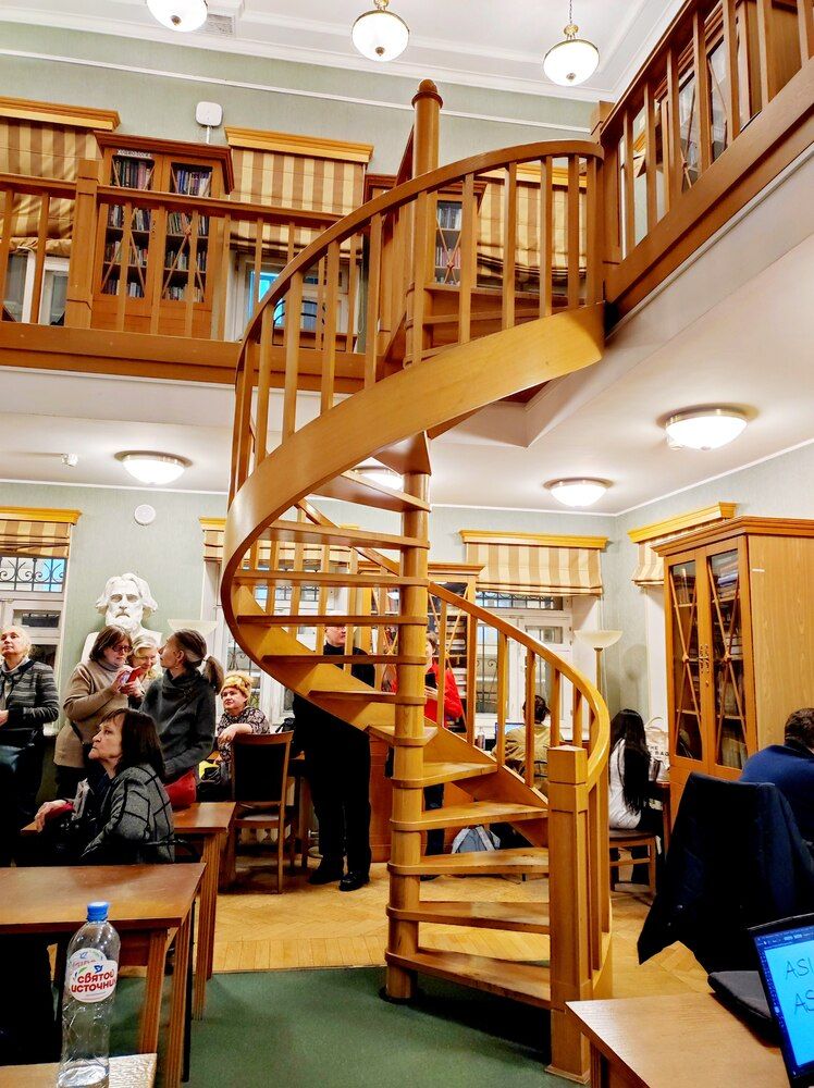 Винтовая деревянная лестница в библиотеке им.Тургенева