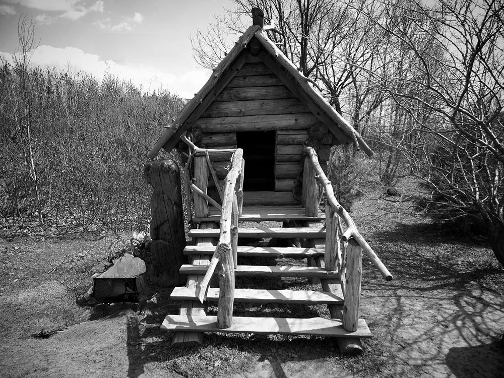 Вход в избушку, где живёт старушка.