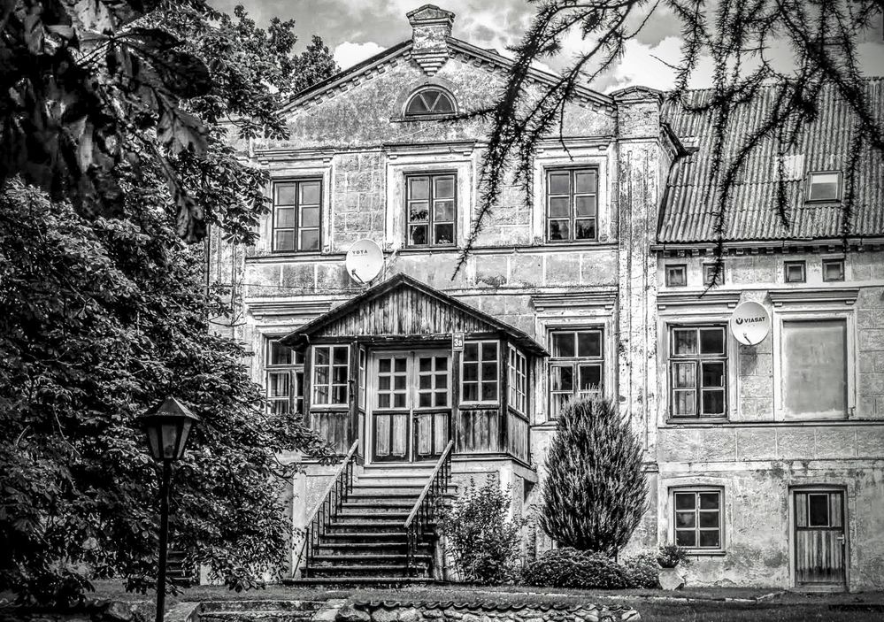 Aizpute, koka kāpnes pie vecas ēkas