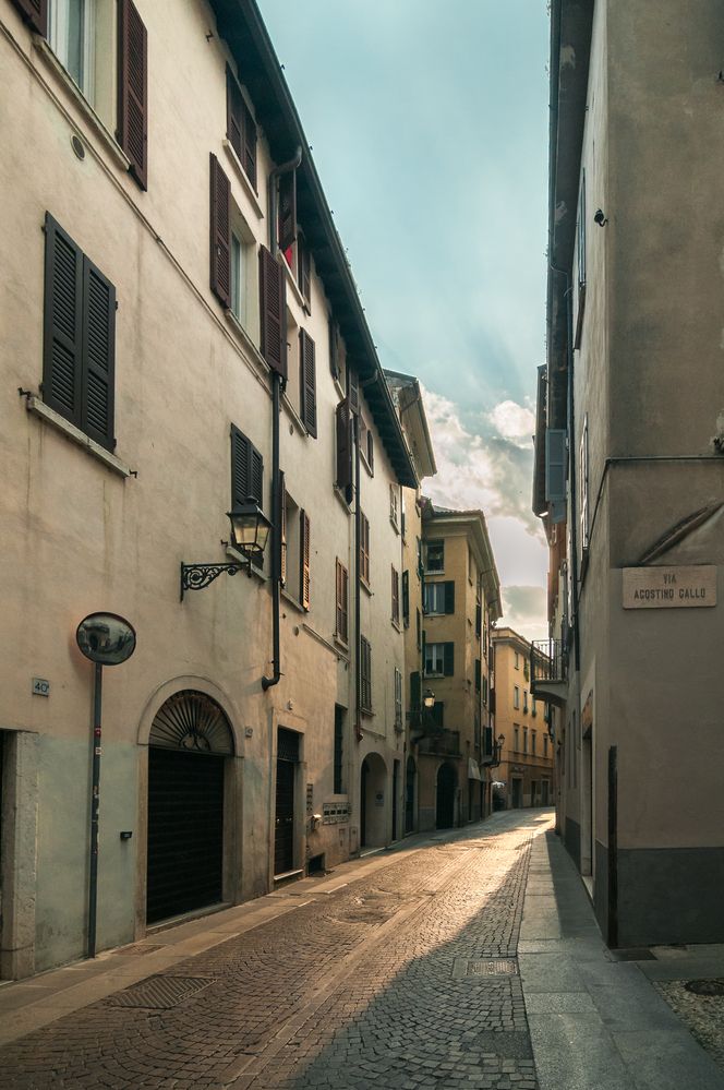 Италия. Вечерняя улочка в Брешии