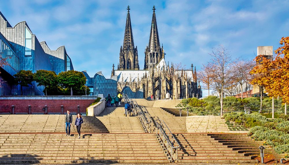 По лестнице к Кафедральному собору святых Петра и Марии