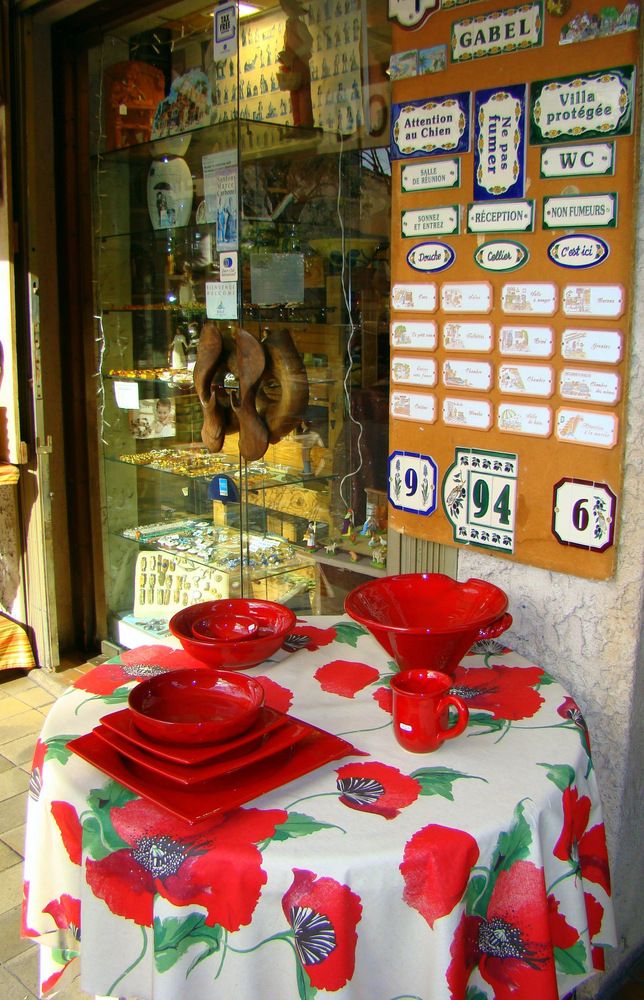 Красные тарелки