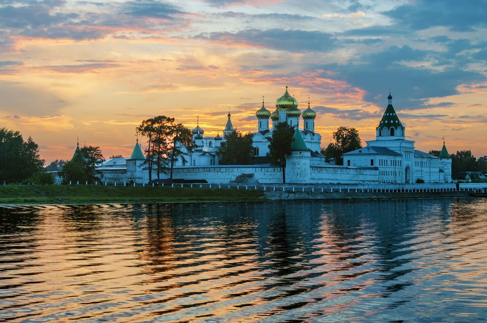 Ипатьевский монастырь на закате