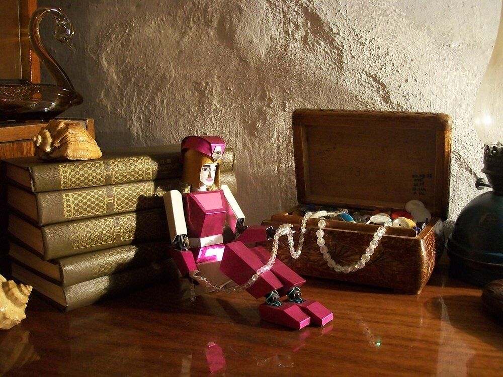 Девушка-робот и старинные вещи