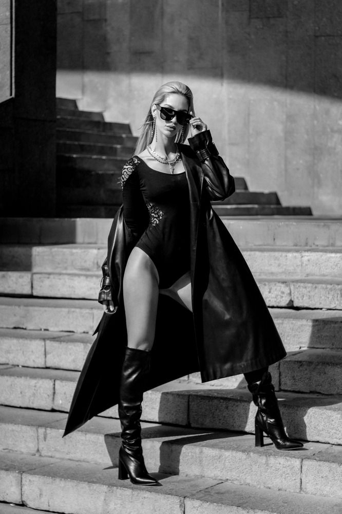 На ступеньках.