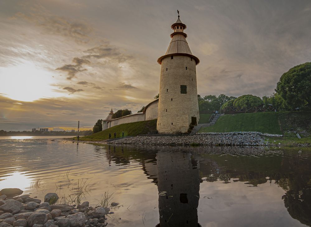 Псков Высокая башня на закате