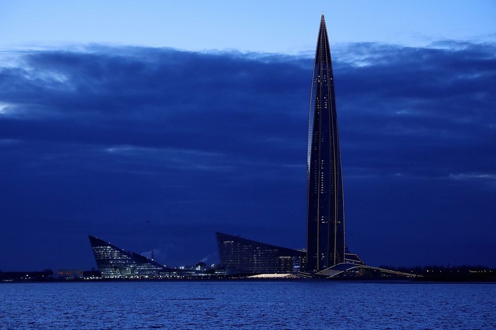 На фоне заката