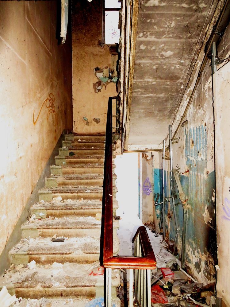Лестница в заброшенном доме