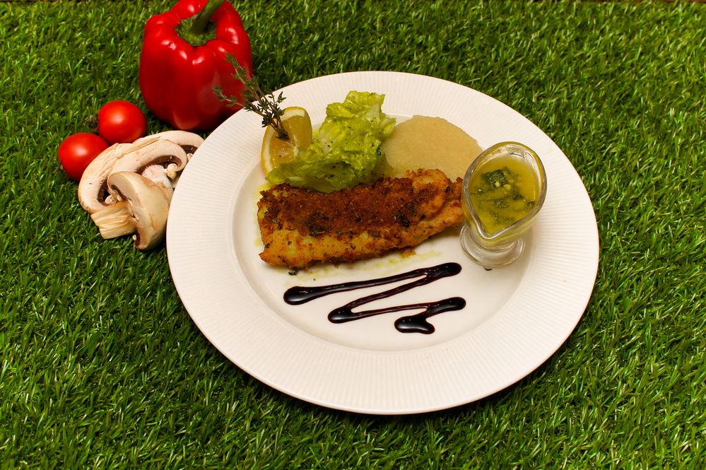 Baked meat with vegetable appetizers and sauce