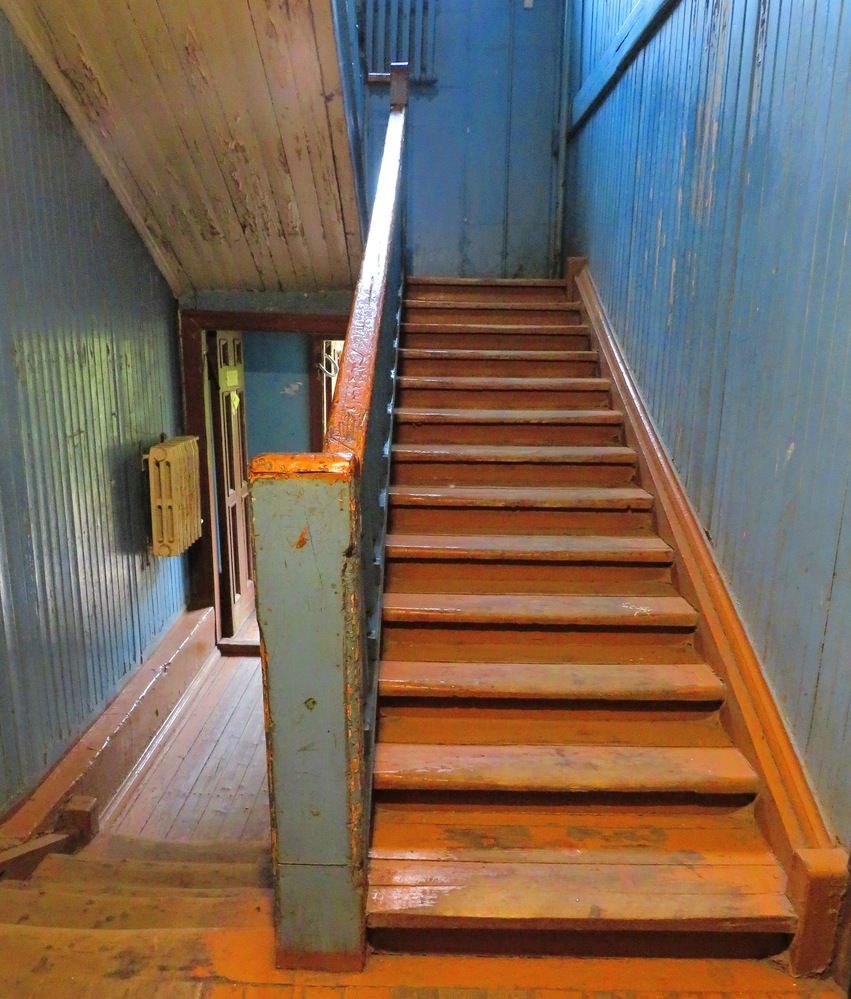 В подъезде старого дома