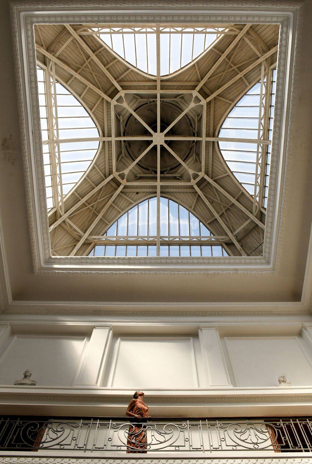 Pequeñez y trascendencia Pequeñez y trascendencia