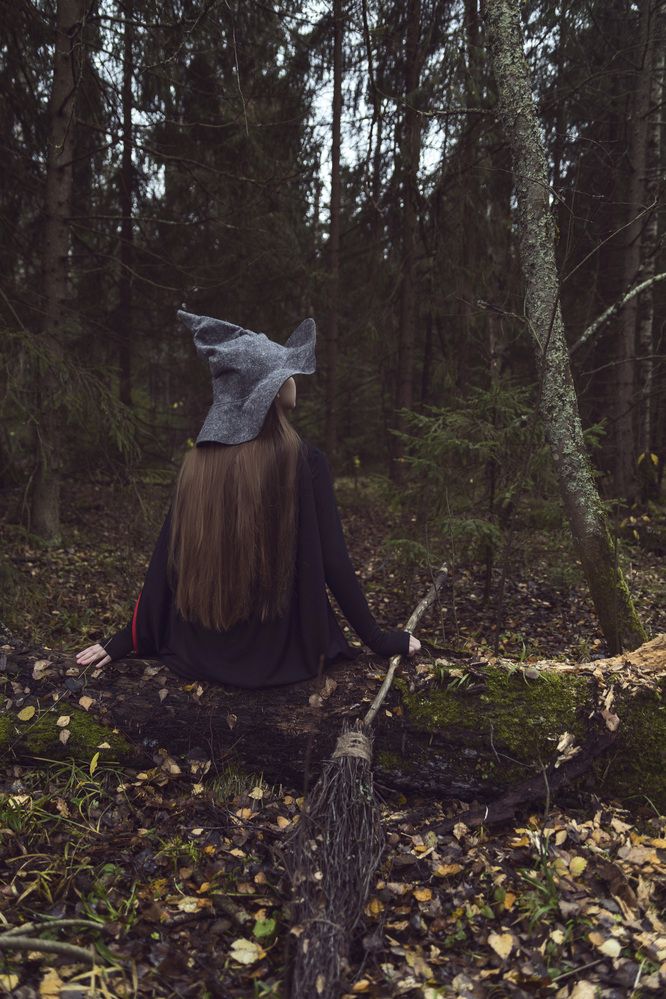Ведьмочка в осеннем лесу