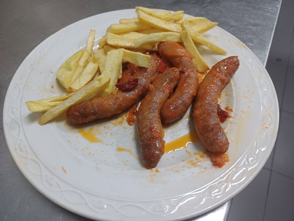Plato salchichas con patatas