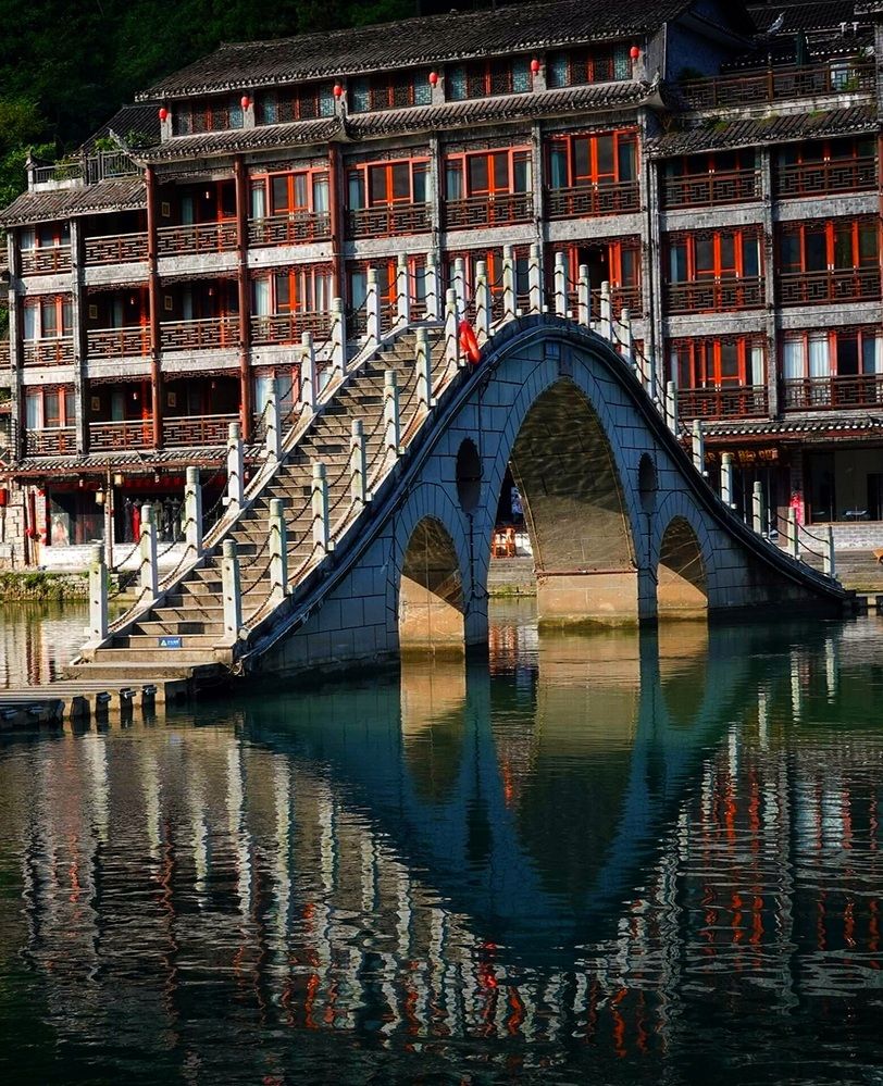 В деревне Фенхуан.