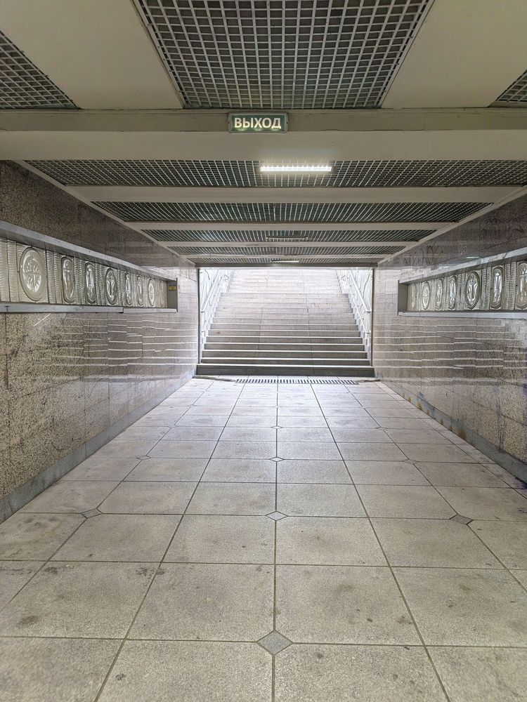 В подземке на Светланской.