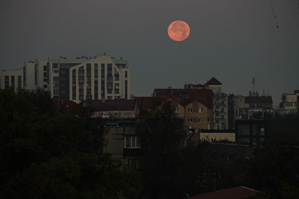 Первое осеннее суперлуние 2025 года 6 часов 50 минут. (The first autumn supermoon of 2025 is at 6:50 a.m. Dawn.) Рассвет.