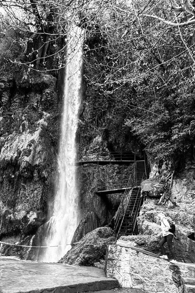 Лестница за водопадом Сантурас