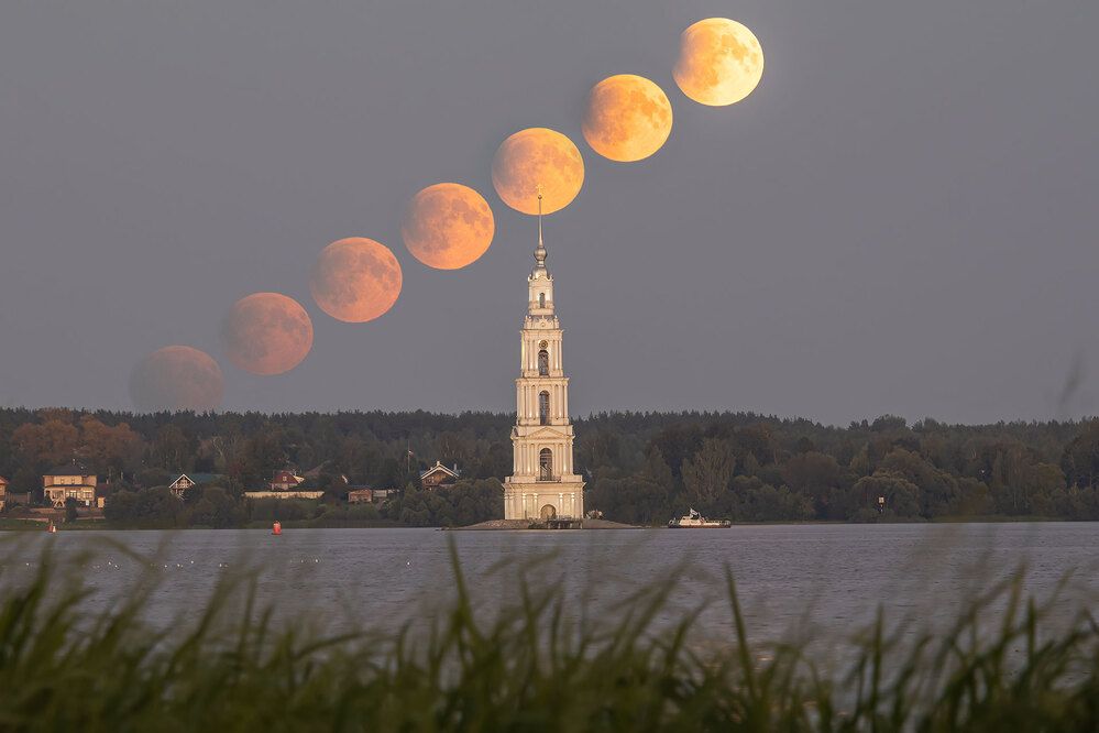 Полнолуние «Урожайная Луна» в Калязине