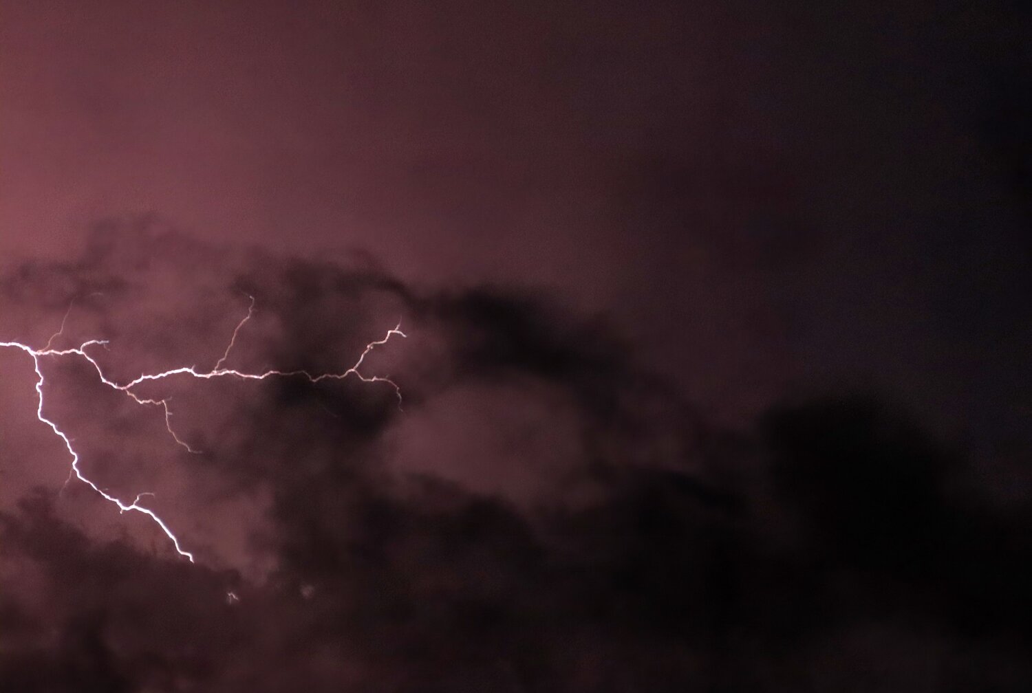 Rayo sobre la nube