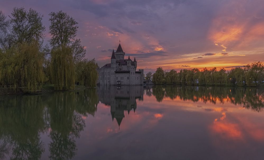 Красный закат у замка Шато-Эркен