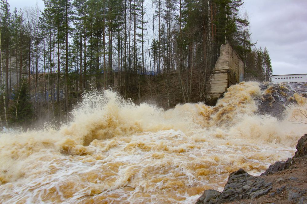 Водосброс. Весна. Карелия.