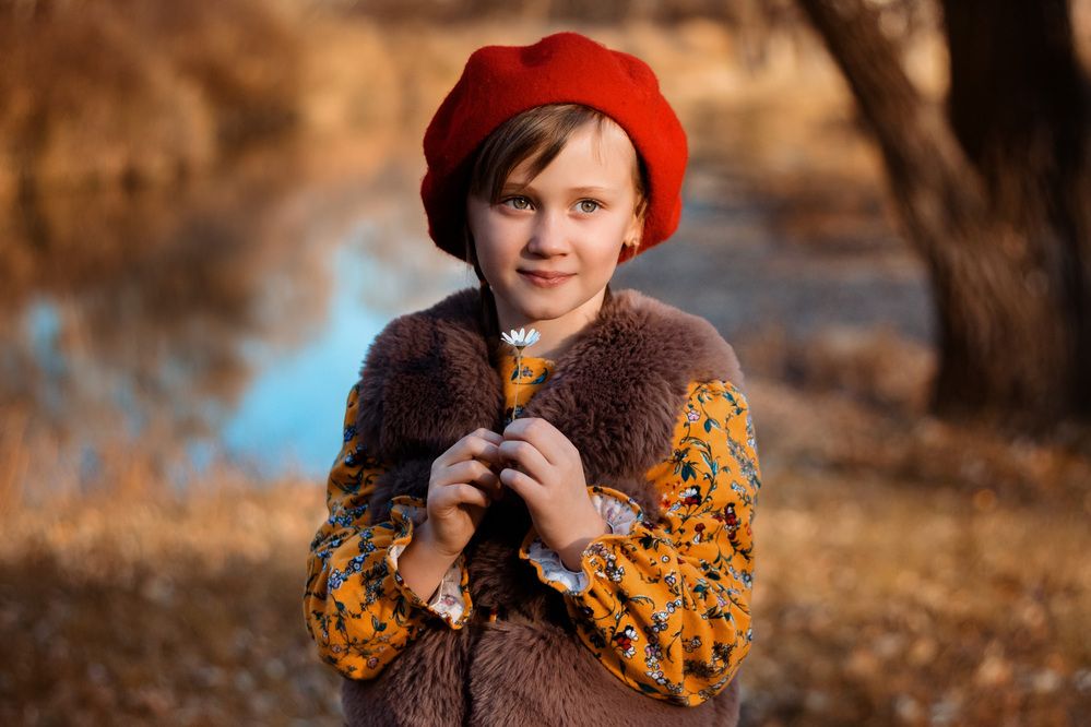 Девочка и цветок.