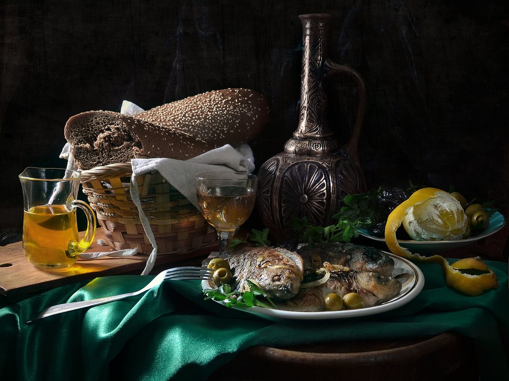 Натюрморт с жареной рыбой